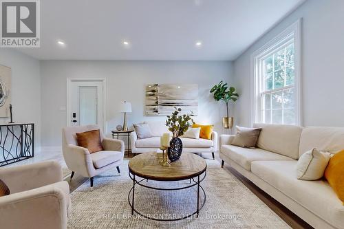 14224 Warden Avenue, Whitchurch-Stouffville, ON - Indoor Photo Showing Living Room