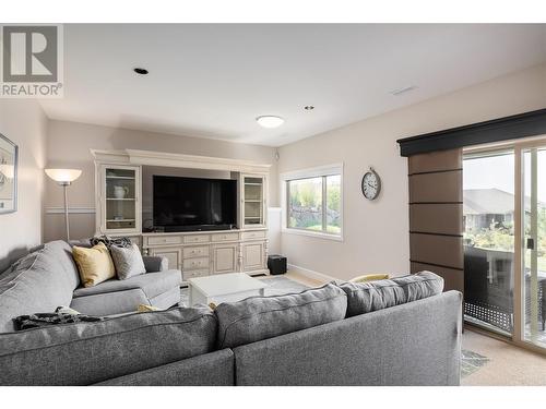 3656 Riviera Drive, Kelowna, BC - Indoor Photo Showing Living Room