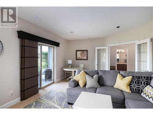 3656 Riviera Drive, Kelowna, BC - Indoor Photo Showing Living Room