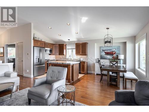 3656 Riviera Drive, Kelowna, BC - Indoor Photo Showing Living Room