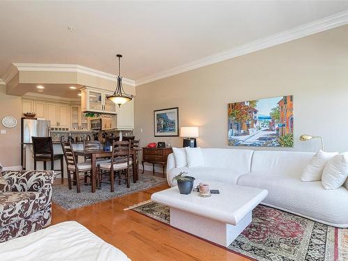 204-292 Crescent Rd East, Qualicum Beach, BC - Indoor Photo Showing Living Room