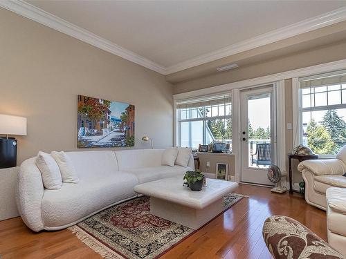 204-292 Crescent Rd East, Qualicum Beach, BC - Indoor Photo Showing Living Room