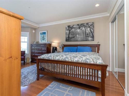 204-292 Crescent Rd East, Qualicum Beach, BC - Indoor Photo Showing Bedroom