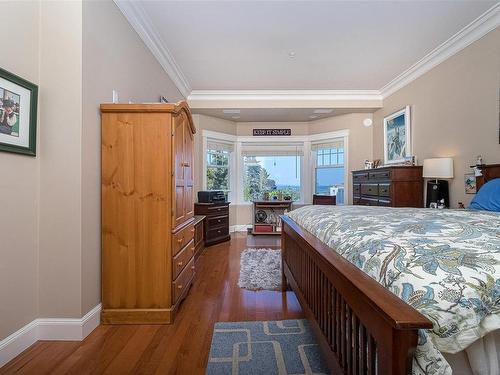 204-292 Crescent Rd East, Qualicum Beach, BC - Indoor Photo Showing Bedroom