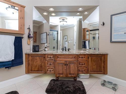 204-292 Crescent Rd East, Qualicum Beach, BC - Indoor Photo Showing Bathroom