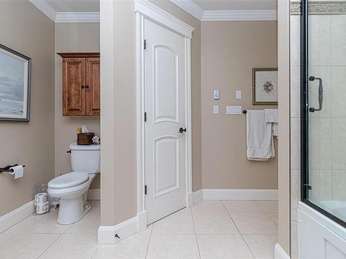 204-292 Crescent Rd East, Qualicum Beach, BC - Indoor Photo Showing Bathroom