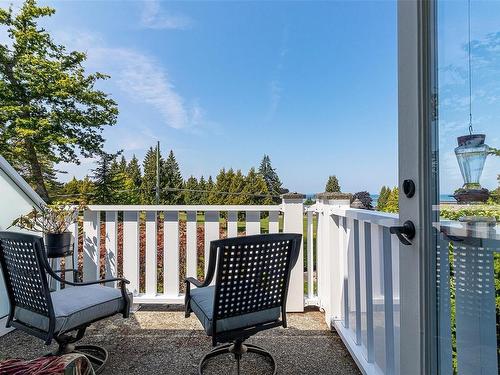 204-292 Crescent Rd East, Qualicum Beach, BC - Outdoor With Deck Patio Veranda