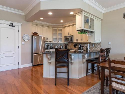 204-292 Crescent Rd East, Qualicum Beach, BC - Indoor Photo Showing Kitchen With Stainless Steel Kitchen