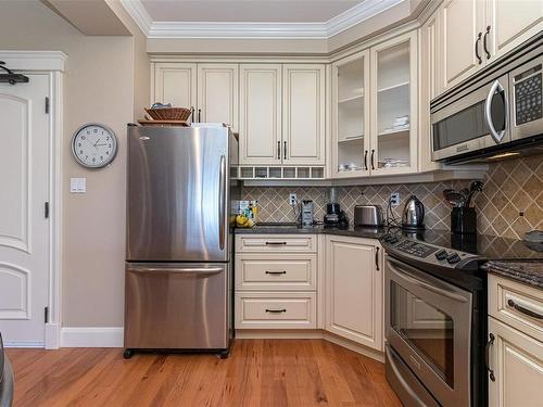 204-292 Crescent Rd East, Qualicum Beach, BC - Indoor Photo Showing Kitchen With Stainless Steel Kitchen