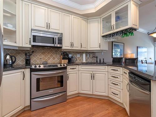 204-292 Crescent Rd East, Qualicum Beach, BC - Indoor Photo Showing Kitchen With Stainless Steel Kitchen