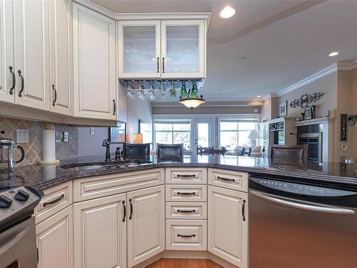 204-292 Crescent Rd East, Qualicum Beach, BC - Indoor Photo Showing Kitchen