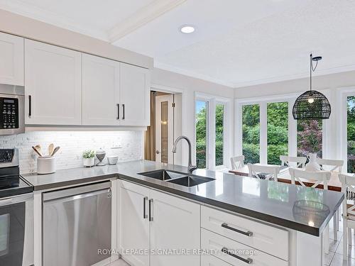 4008 Powderhorn Crt, Mississauga, ON - Indoor Photo Showing Kitchen With Double Sink With Upgraded Kitchen