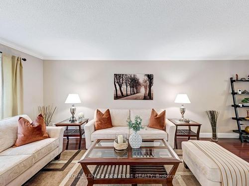 4008 Powderhorn Crt, Mississauga, ON - Indoor Photo Showing Living Room