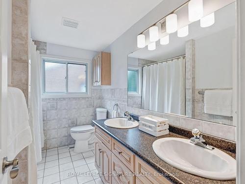 4008 Powderhorn Crt, Mississauga, ON - Indoor Photo Showing Bathroom