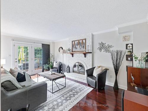 4008 Powderhorn Crt, Mississauga, ON - Indoor Photo Showing Living Room