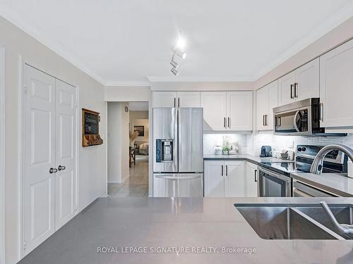 4008 Powderhorn Crt, Mississauga, ON - Indoor Photo Showing Kitchen With Double Sink