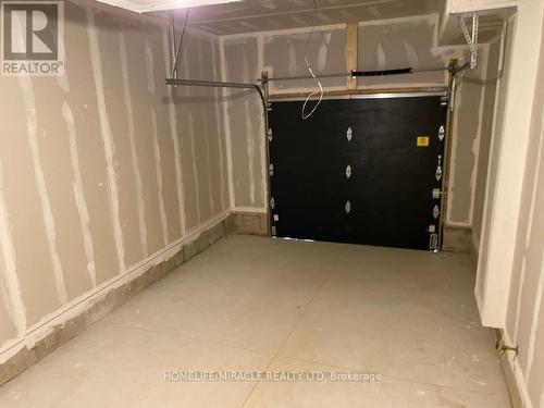 2966 Turner Crescent, London, ON - Indoor Photo Showing Garage