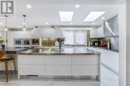 3484 Riverspray Crescent, Mississauga (Applewood), ON - Indoor Photo Showing Kitchen With Upgraded Kitchen