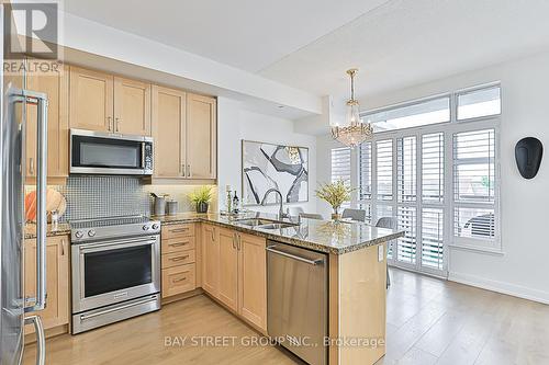 327 - 540 Bur Oak Avenue, Markham, ON - Indoor Photo Showing Kitchen With Double Sink