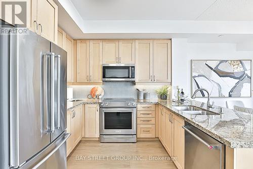 327 - 540 Bur Oak Avenue, Markham, ON - Indoor Photo Showing Kitchen With Double Sink With Upgraded Kitchen