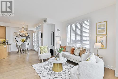 327 - 540 Bur Oak Avenue, Markham, ON - Indoor Photo Showing Living Room