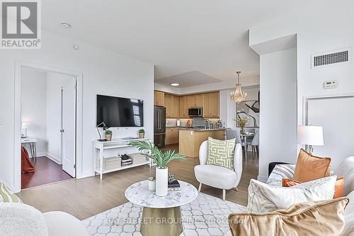 327 - 540 Bur Oak Avenue, Markham, ON - Indoor Photo Showing Living Room