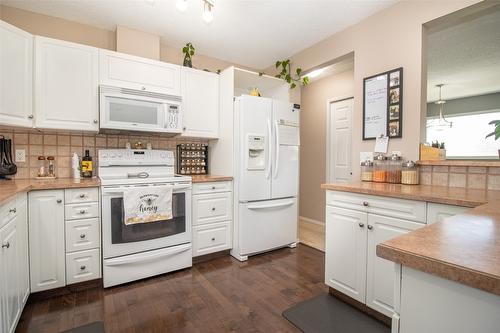 1310 Mary Court, Kelowna, BC - Indoor Photo Showing Kitchen