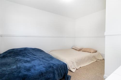 1310 Mary Court, Kelowna, BC - Indoor Photo Showing Bedroom