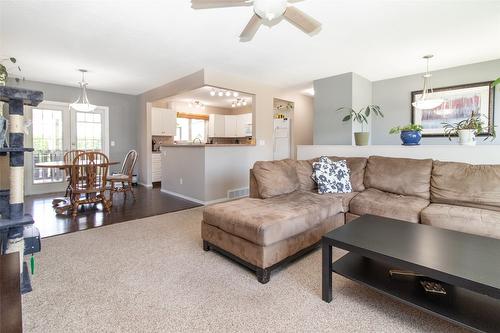 1310 Mary Court, Kelowna, BC - Indoor Photo Showing Living Room