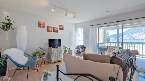 3206-415 Commonwealth Road, Kelowna, BC - Indoor Photo Showing Living Room