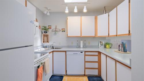 3206-415 Commonwealth Road, Kelowna, BC - Indoor Photo Showing Kitchen