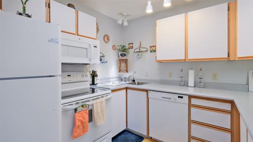 3206-415 Commonwealth Road, Kelowna, BC - Indoor Photo Showing Kitchen