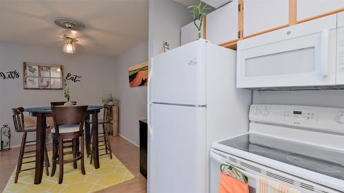 3206-415 Commonwealth Road, Kelowna, BC - Indoor Photo Showing Kitchen