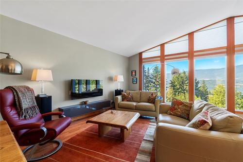 4970 16 Street, Salmon Arm, BC - Indoor Photo Showing Living Room