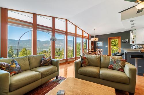 4970 16 Street, Salmon Arm, BC - Indoor Photo Showing Living Room