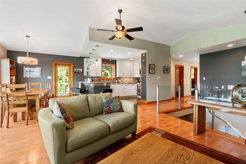 4970 16 Street, Salmon Arm, BC - Indoor Photo Showing Living Room