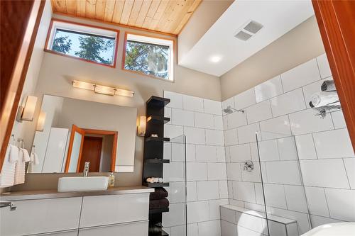 4970 16 Street, Salmon Arm, BC - Indoor Photo Showing Bathroom