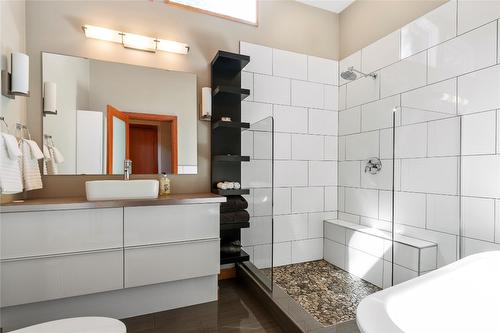 4970 16 Street, Salmon Arm, BC - Indoor Photo Showing Bathroom