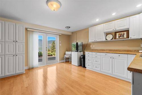 4970 16 Street, Salmon Arm, BC - Indoor Photo Showing Kitchen