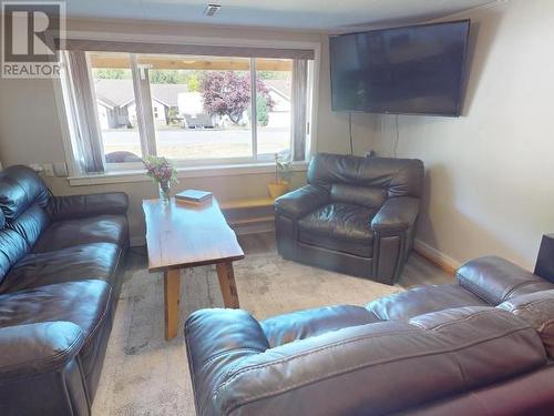 4608 Redonda Ave, Powell River, BC - Indoor Photo Showing Living Room