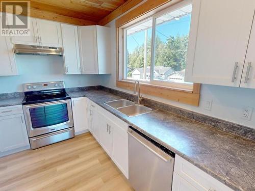 4608 Redonda Ave, Powell River, BC - Indoor Photo Showing Kitchen With Double Sink