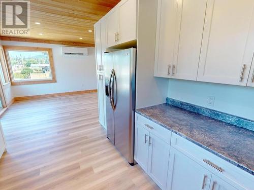 4608 Redonda Ave, Powell River, BC - Indoor Photo Showing Kitchen