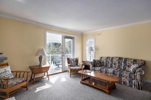 2280 Somerset Road, West Kelowna, BC - Indoor Photo Showing Living Room