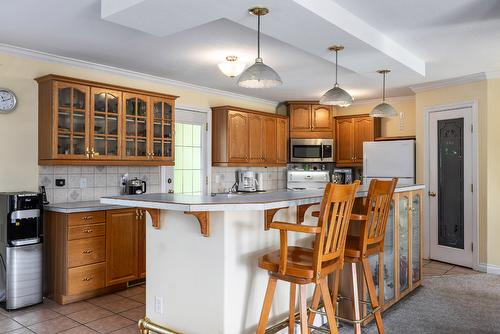 2280 Somerset Road, West Kelowna, BC - Indoor Photo Showing Kitchen