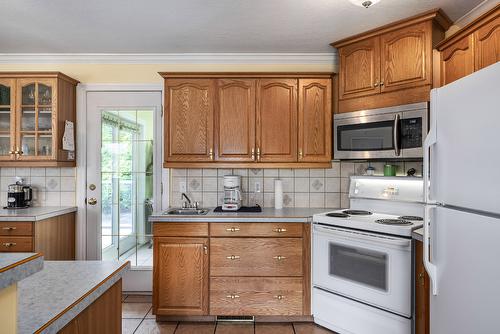 2280 Somerset Road, West Kelowna, BC - Indoor Photo Showing Kitchen