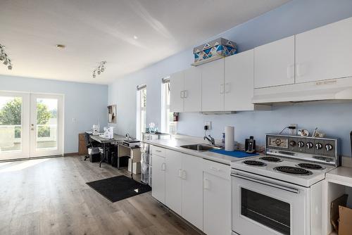 2280 Somerset Road, West Kelowna, BC - Indoor Photo Showing Kitchen