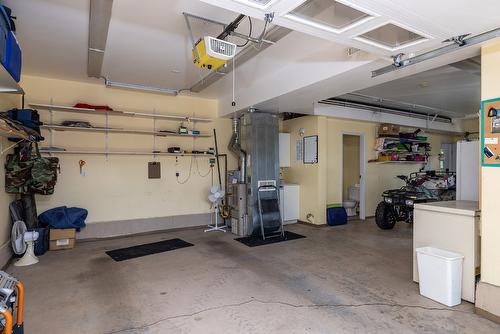 2280 Somerset Road, West Kelowna, BC - Indoor Photo Showing Garage