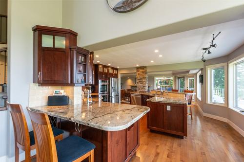 1501 18 Avenue, Salmon Arm, BC - Indoor Photo Showing Kitchen