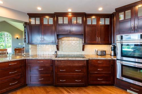 1501 18 Avenue, Salmon Arm, BC - Indoor Photo Showing Kitchen