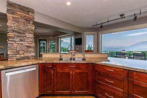 1501 18 Avenue, Salmon Arm, BC - Indoor Photo Showing Kitchen With Double Sink